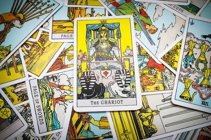 Was symbolisiert die Karte „Wagen“ im Tarot: Liebe, Karriere