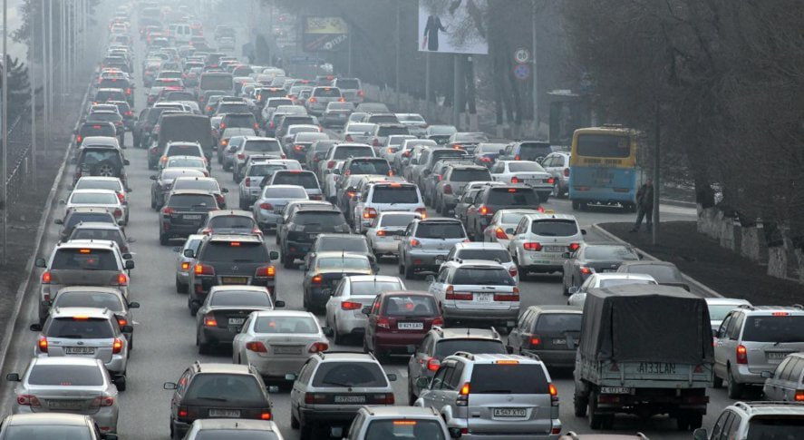 Staus auf den Straßen: Welche Gefahren sie für das Auto und seinen Besitzer mit sich bringen Staus auf den Straßen: Welche Gefahren sie für das Auto