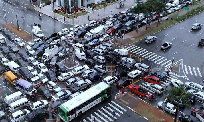 Staus auf den Straßen: Welche Gefahren sie für das Auto