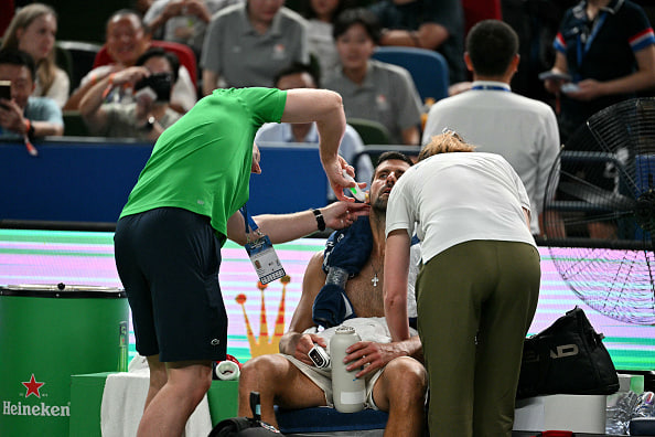 Novak Djoković überwindet Schmerzen – Sieg in Shanghai