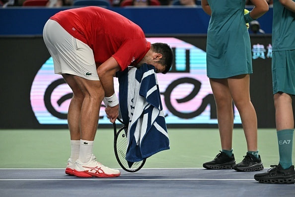 Novak Djoković überwindet Schmerzen – Sieg in Shanghai