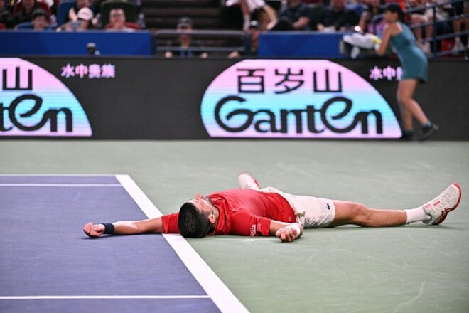 Novak Djoković überwindet seine Grenzen – Bilder zeigen medizinische Hilfe Novak Djoković überwindet Schmerzen – Sieg in Shanghai