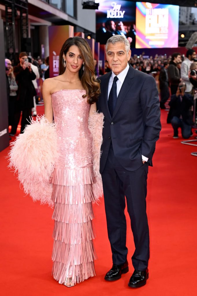 Amal Clooney strahlt im Kleid von Tamara Ralph
