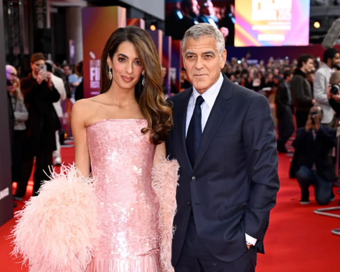 Amal Clooney begeistert in glitzerndem Showgirl-Kleid Amal Clooney strahlt im Kleid von Tamara Ralph