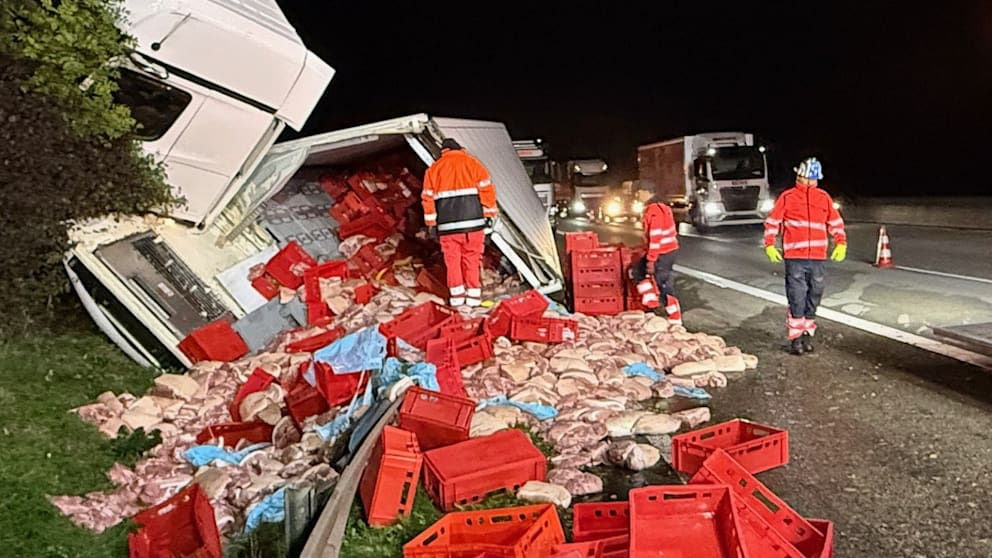 Lkw-Unfall A5: 16 Tonnen Schweinefleisch auf der Straße