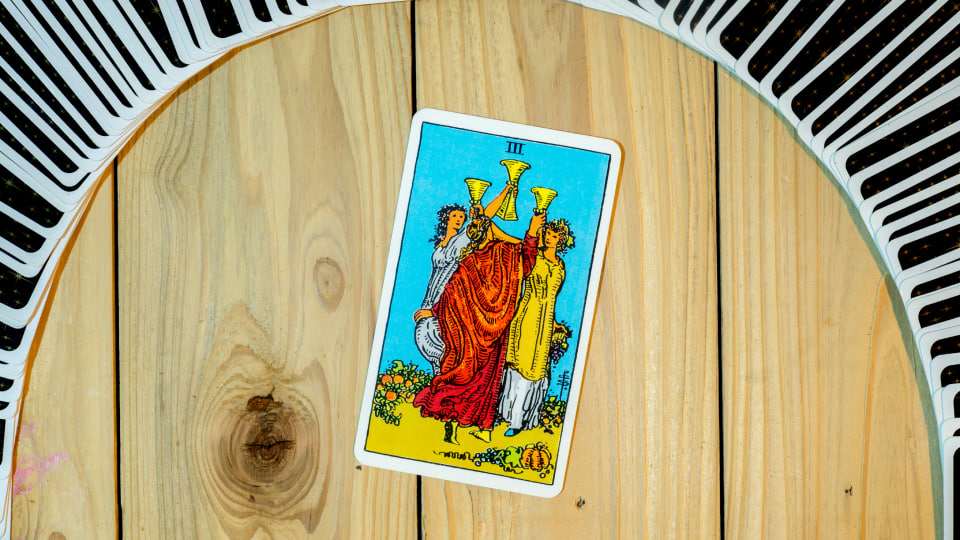 Drei der Kelche im Tarot: Bedeutung und Kombinationen