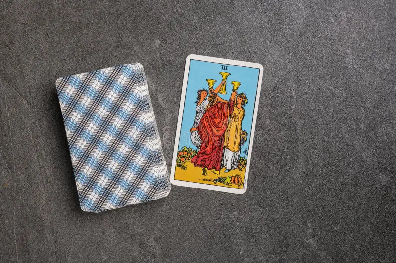 Was bedeutet die Drei der Kelche im Tarot: Bedeutung und Kombinationen mit anderen Karten Drei der Kelche im Tarot: Bedeutung und Kombinationen