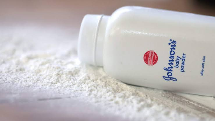 Johnson & Johnson unter Beschuss: Tausende Briten klagen wegen angeblich krebserregendem Babypuder Johnson & Johnson wegen Babypuder auf Krebs verklagt