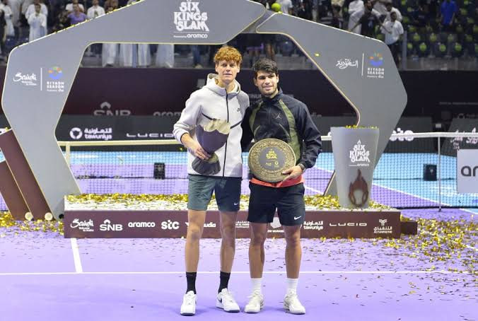 Alcaraz gegen Sinner im Finale der Six Kings Slam 2025 – Wann und wo das Match live auf Netflix läuft Alcaraz vs. Sinner – Six Kings Slam 2025 live auf Netflix