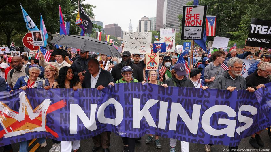 „No Kings“-Proteste in den USA: Millionen demonstrieren gegen Trump und Autoritarismus Millionen bei „No Kings“-Protesten in den USA