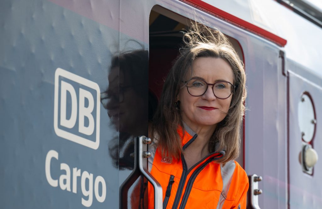 Deutsche Bahn trennt sich von Frachtchefin Sigrid Nikutta nach Kritik und Milliardenverlusten Deutsche Bahn entlässt DB-Cargo-Chefin Nikutta