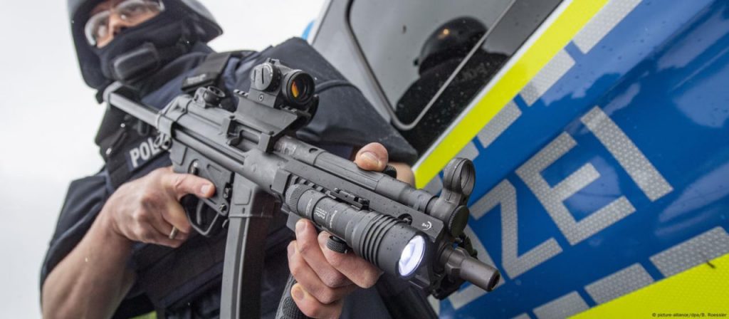 Terrorverdacht in Bayern: Schüsse auf Autos an der B16