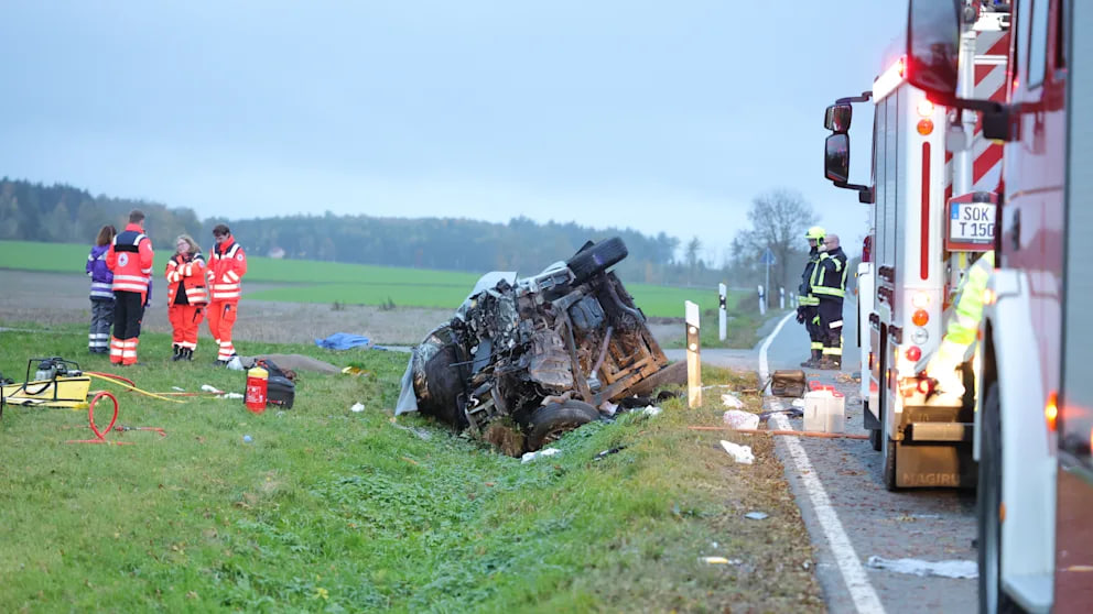 Drei Tote bei Horror-Unfall in Thüringen: Auto prallt gegen Baum Drei Tote bei Unfall in Thüringen