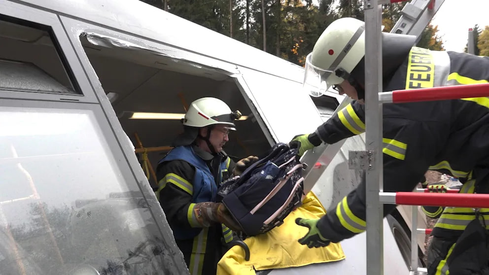 Schulbus-Unfall in Mandern: Feuerwehr rettet 49 Schüler