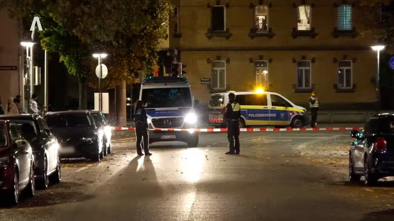 Messerangriff in Stuttgart-Wangen: Polizei sucht Täter mit Hubschrauber Messerangriff in Stuttgart: Täter weiter auf der Flucht