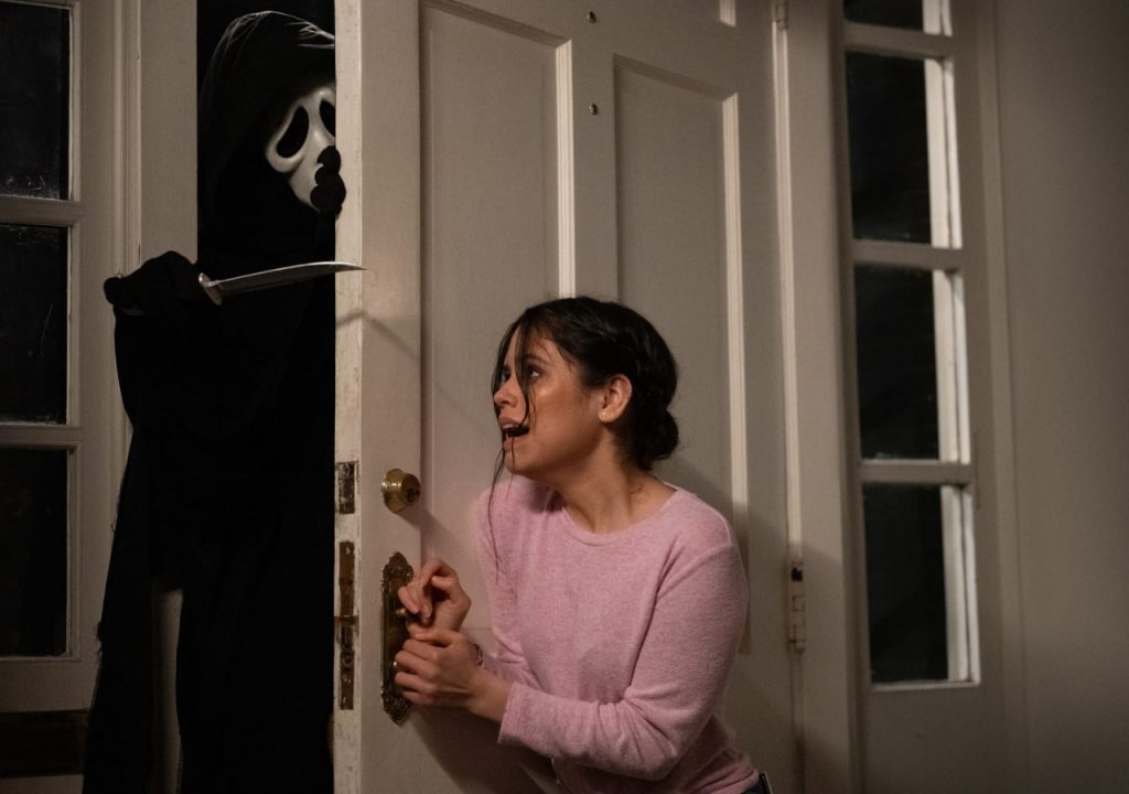 Erinnern wir uns an den Horrorfilm „Scream"