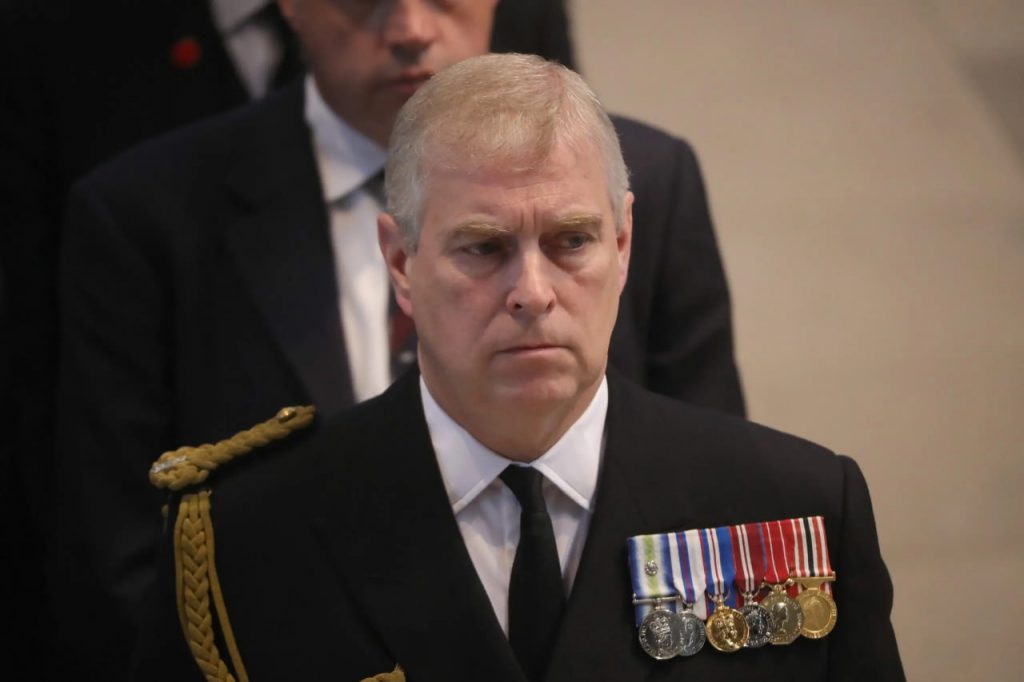 Charles III entzieht Prinz Andrew Titel und Haus