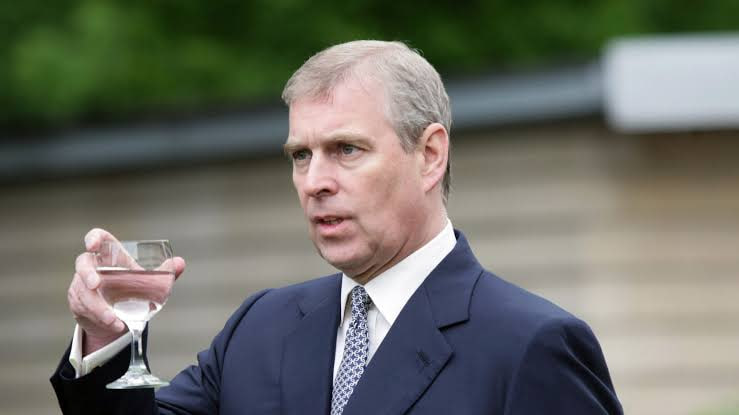 König Charles III entzieht Prinz Andrew Titel und Residenz: Großbritannien ist schockiert Charles III entzieht Prinz Andrew Titel und Haus
