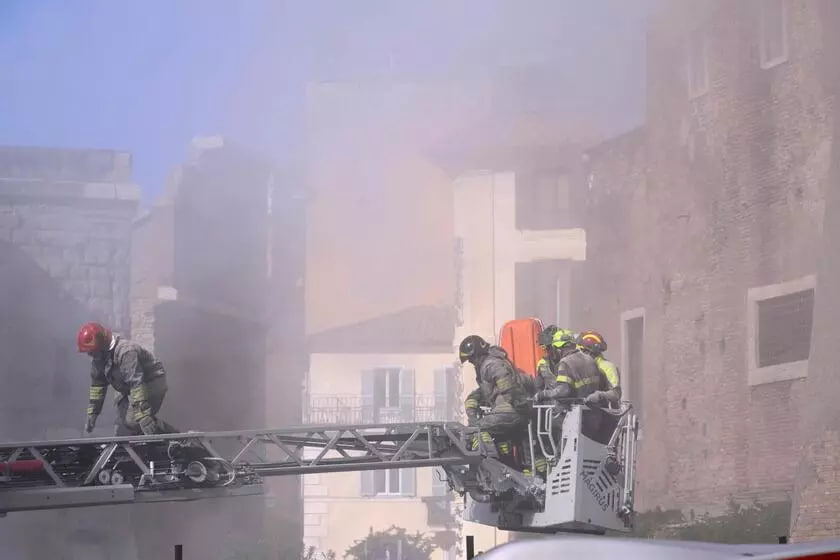 Teil des Torre dei Conti in Rom eingestürzt – dramatische Rettungsaktion im Gange Torre dei Conti in Rom teilweise eingestürzt