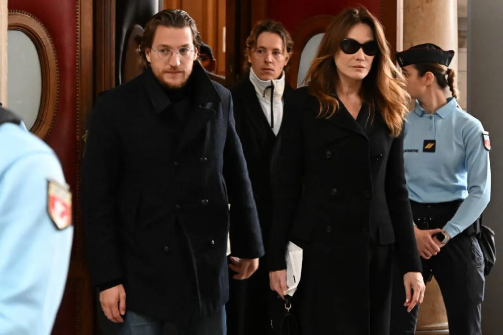 Carla Bruni unterstützt Sarkozy vor Gericht in Paris