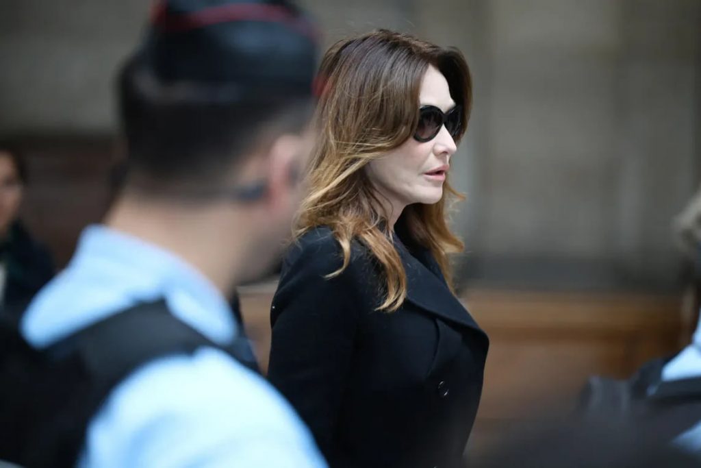 Carla Bruni unterstützt Sarkozy vor Gericht in Paris