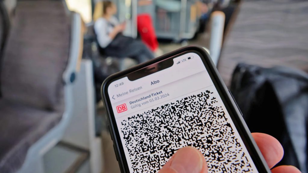 Deutschlandticket: Günstig reisen mit Bus und Bahn