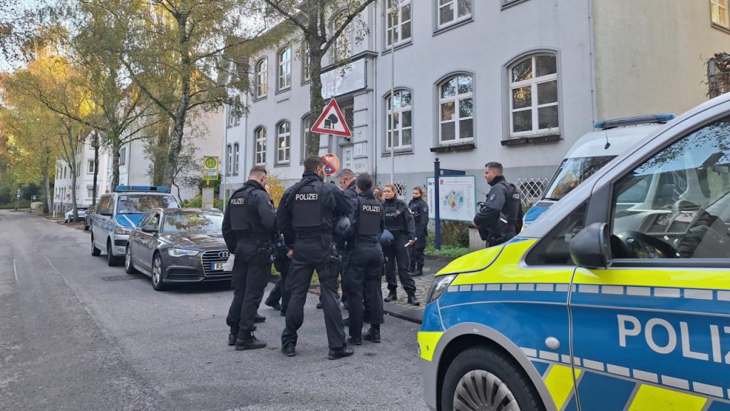 Schulbrief zu Kopfbedeckungen löst Bombendrohung in Melle aus Bombendrohung nach Kopftuch-Streit an Schule in Melle