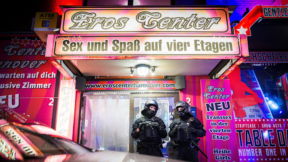 Razzien im Rotlichtmilieu: Polizei durchsucht Clubs