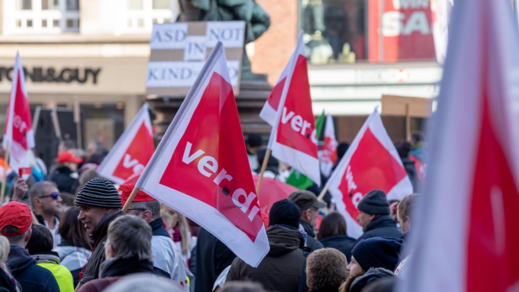 Verdi fordert deutliche Erhöhungen: Gewerkschaften starten harte Tarifrunde im öffentlichen Dienst Verdi fordert deutliche Lohnerhöhungen im öffentlichen Dienst