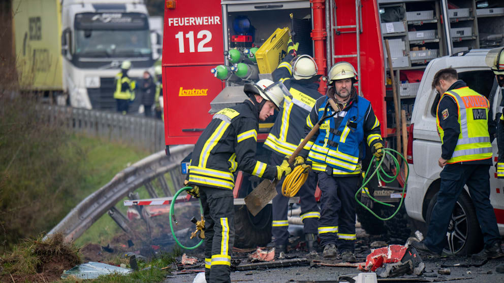 Tragödie auf der B 51: Familie und Lkw-Fahrer bei schwerem Unfall getötet Tragischer Unfall auf der B 51: Familie und Lkw-Fahrer tot