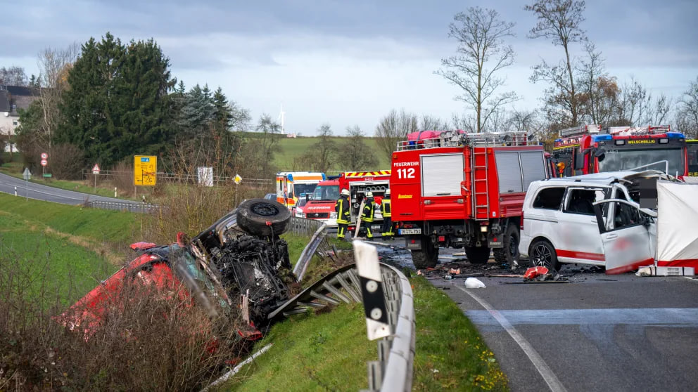 Tragischer Unfall auf der B 51: Familie und Lkw-Fahrer tot