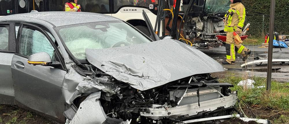 Schock-Unfall in Dorsten: Schulbus kollidiert mit zwei Autos – Kinder bleiben unverletzt Schulbus-Unfall in Dorsten – Kinder unverletzt, Fahrer verletzt