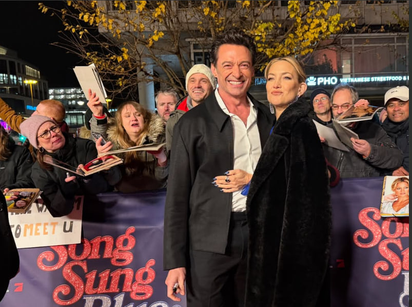 Hugh Jackman und Kate Hudson überraschen Berlin mit spontaner „Sweet Caroline“-Performance (Fotos) Hugh Jackman & Kate Hudson rocken Berlin