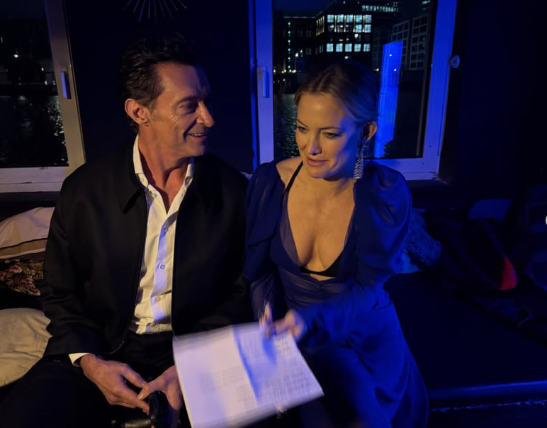 Hugh Jackman und Kate Hudson überraschen Berlin mit spontaner „Sweet Caroline“-Performance (Fotos)