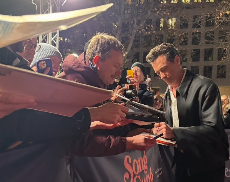 Hugh Jackman und Kate Hudson überraschen Berlin mit spontaner „Sweet Caroline“-Performance (Fotos)