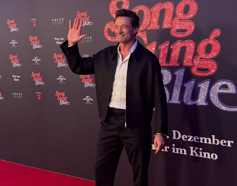 Hugh Jackman und Kate Hudson überraschen Berlin mit spontaner „Sweet Caroline“-Performance (Fotos)