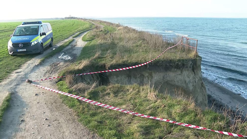 Gefährlicher Küstenabbruch an der Ostsee: Radfahrerin stürzt bei Nienhagen sieben Meter in die Tiefe Radfahrerin stürzt an Ostseeküste bei Nienhagen ab