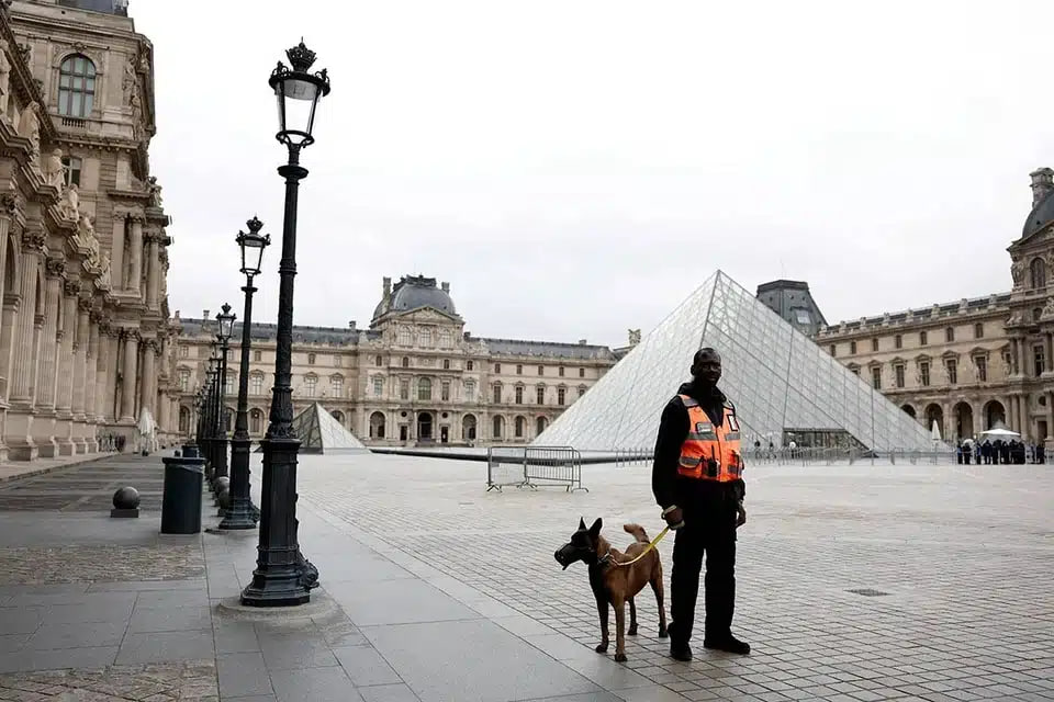 In Paris wurden vier Verdächtige im Louvre-Raub festgenommen: Was ist mit den Juwelen? Vier Verdächtige im Louvre-Raub festgenommen