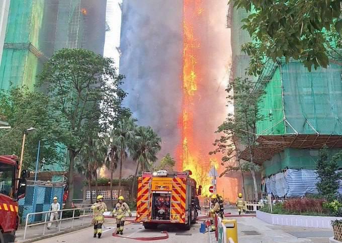 Großbrand in Hongkong: Was bisher bekannt ist (Fotos und Videos) Hongkong: 13 Tote und viele Verletzte (Fotos und Videos)