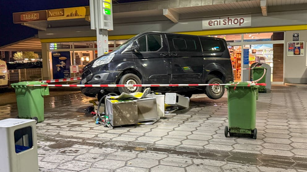 Spektakulärer Unfall in Kehl: Transporter rammt Zapfsäule und kippt um Transporter rammt Zapfsäule in Kehl: Fahrer bleibt unverletzt