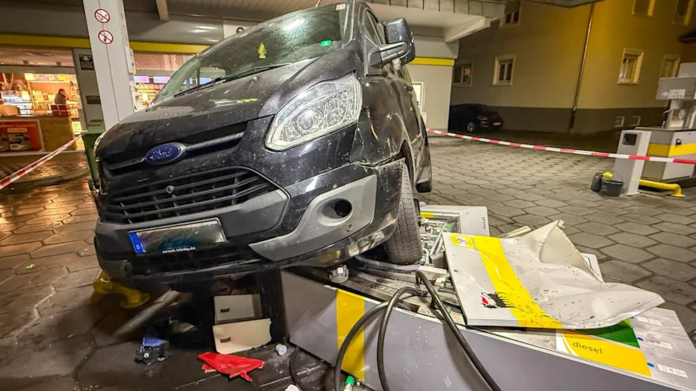 Transporter rammt Zapfsäule in Kehl: Fahrer bleibt unverletzt
