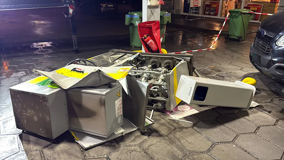 Spektakulärer Unfall in Kehl: Transporter rammt Zapfsäule und kippt um
