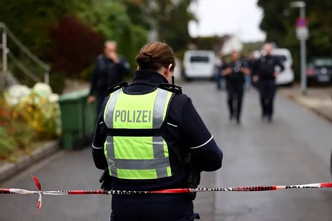 Tragödie in Bremen: 9-jähriges Mädchen stirbt nach Sturz aus dem Fenster im Stadtteil Huchting Tragödie in Bremen: Mädchen stirbt nach Sturz aus Fenster