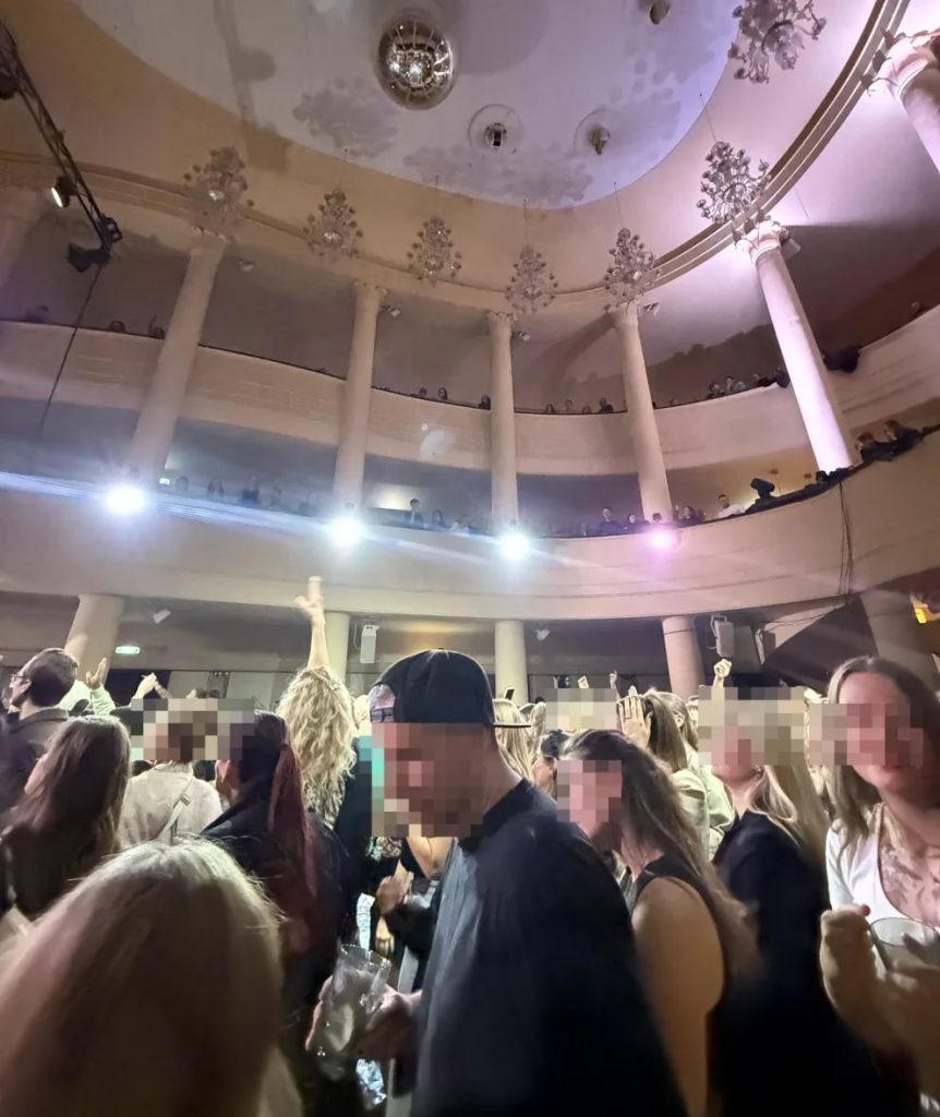 Kronleuchter stürzt herab: Verletzte bei Metropol-Konzert