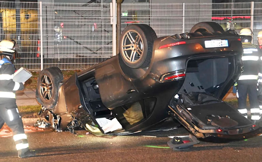 München: Zwei Tote nach Horror-Crash – Porsche überschlägt sich nach Zusammenstoß Tödlicher Crash in München: Porsche zerstört Renault