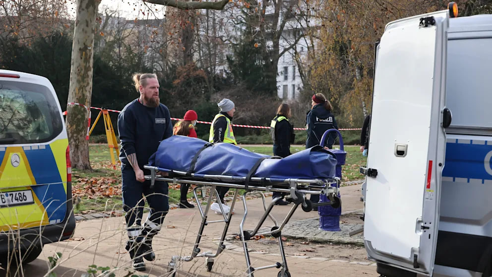 Berlin: Mann beim Morgenspaziergang findet Leiche – zwei Verdächtige festgenommen Leiche in Berliner Park gefunden – zwei Männer festgenommen