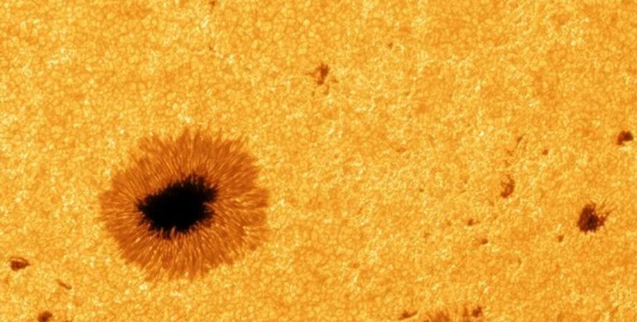 Riesiger Fleck auf der Sonne, zehnmal größer als die Erde, verursacht Sonnensturm Riesiger Fleck auf der Sonne verursacht Sonnensturm