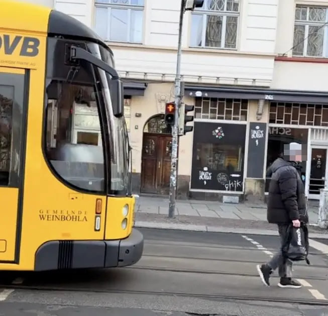 Straßenbahnfahrer in Dresden rammt Fußgänger auf den Schienen: Video sorgt für Aufsehen Straßenbahnfahrer rammt Fußgänger auf den Gleisen in Dresden