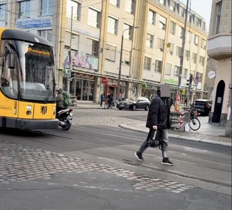 Straßenbahnfahrer rammt Fußgänger auf den Gleisen in Dresden