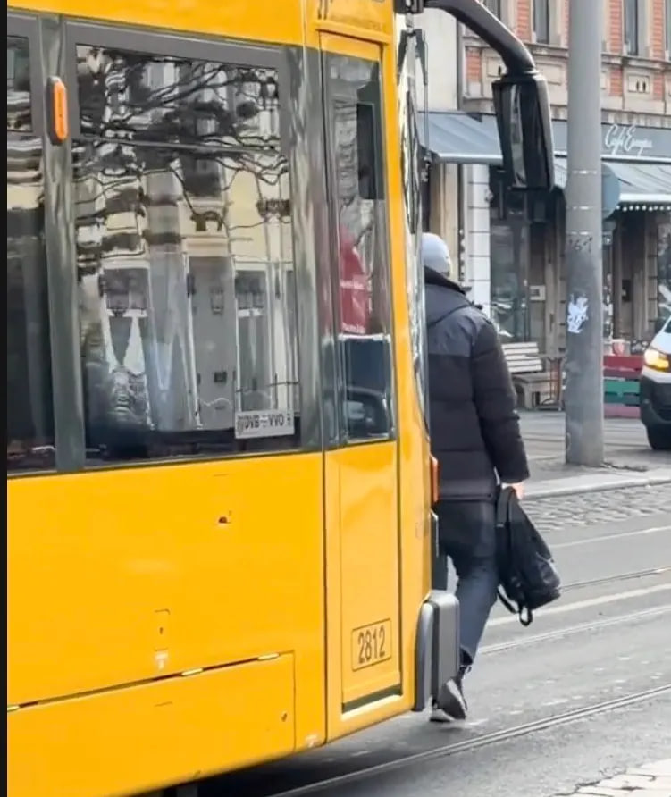 Straßenbahnfahrer rammt Fußgänger auf den Gleisen in Dresden
